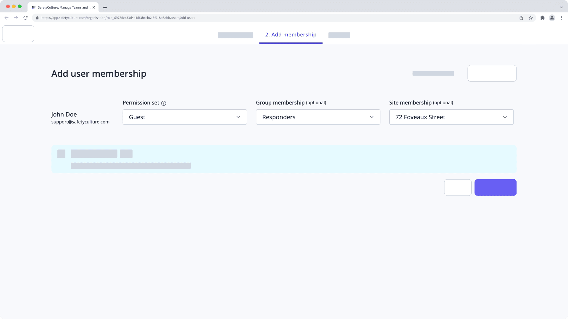 Asigne un conjunto de permisos, así como las membresías a grupos y sitios, mientras añade un usuario a través de la aplicación web.