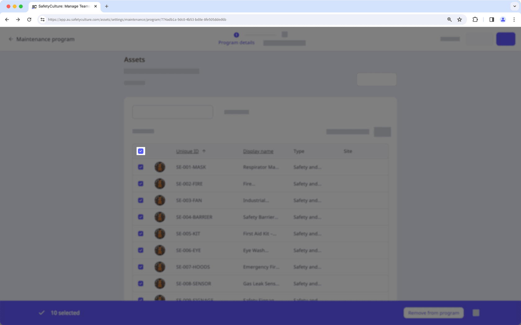 Cochez la case dans l'en-tête du tableau pour sélectionner tous les actifs visibles à ajouter ou à supprimer d'un site à partir de l'application Web.