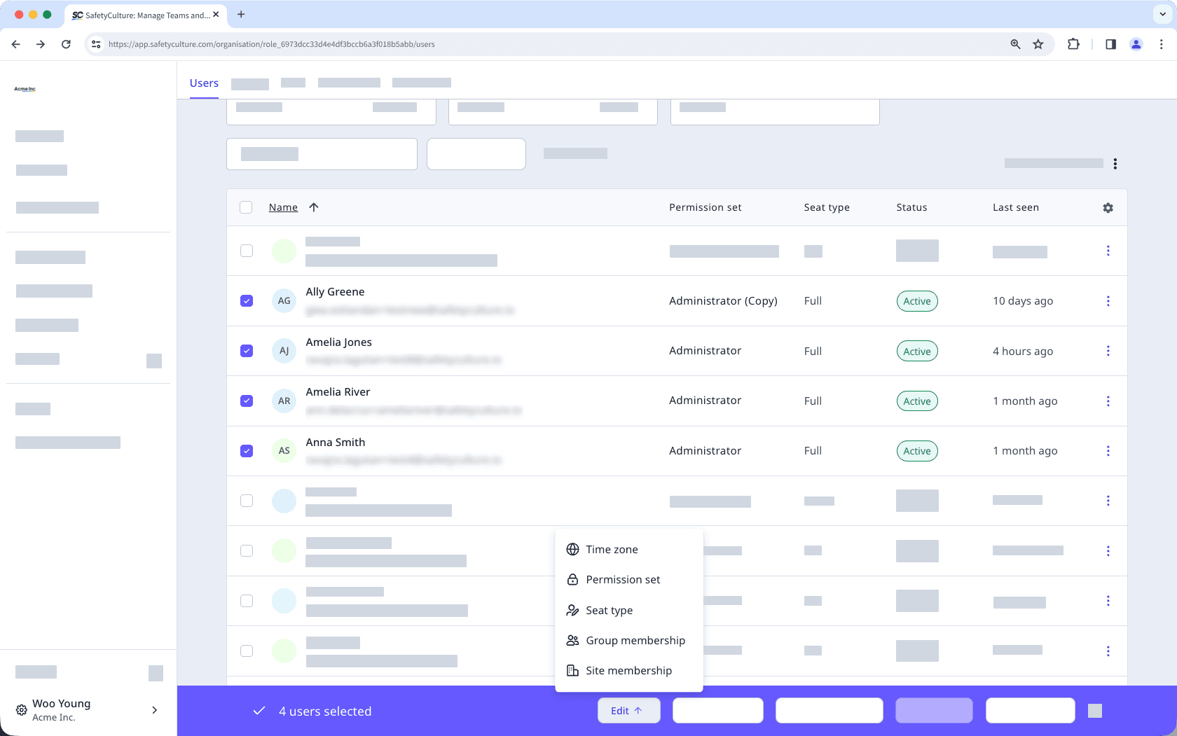 Mithilfe der Web-App Nutzer in großen Mengen verwalten.