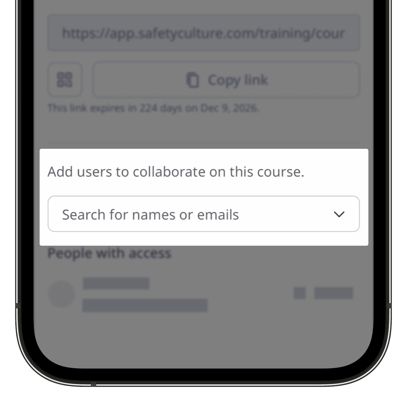 Das Menü „Mit Bearbeitern teilen“ wird geöffnet, mit einem Drop-down, in dem Sie nach Nutzern anhand von Name oder E‑Mail suchen können.