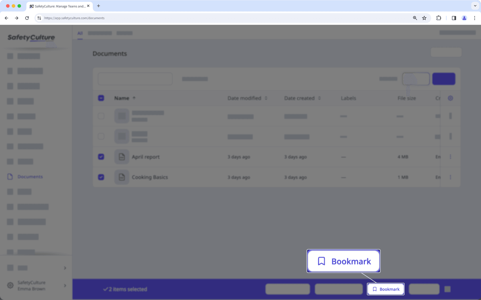 Ajouter ou supprimer des favoris de façon groupée pour des fichiers ou dossiers via l'application Web.
