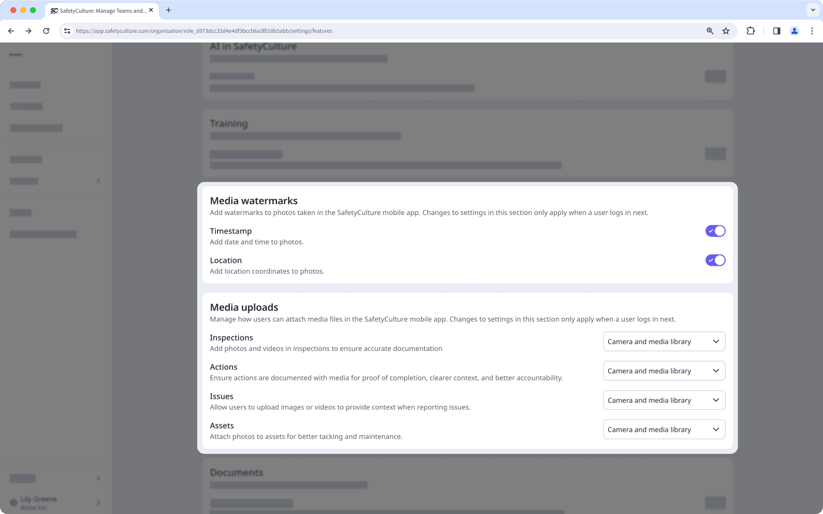 Die Registerkarte Funktionen in den Organisationseinstellungen zeigt die Einstellungen für Medienwasserzeichen und Upload.