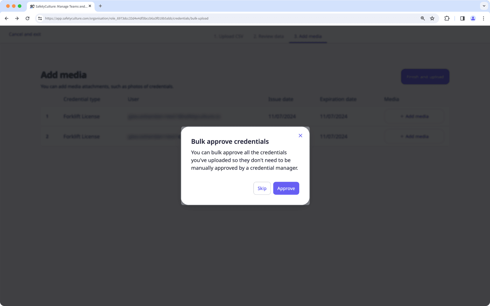 Aprobar credenciales en masa a través de la aplicación web.