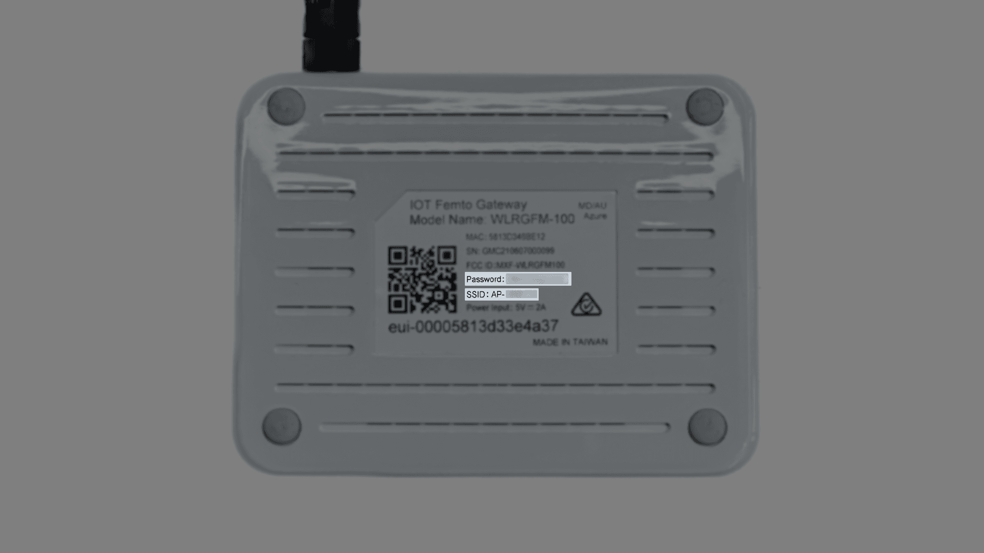 Localice el SSID y la contraseña de la puerta de enlace en la parte inferior de la puerta de enlace.