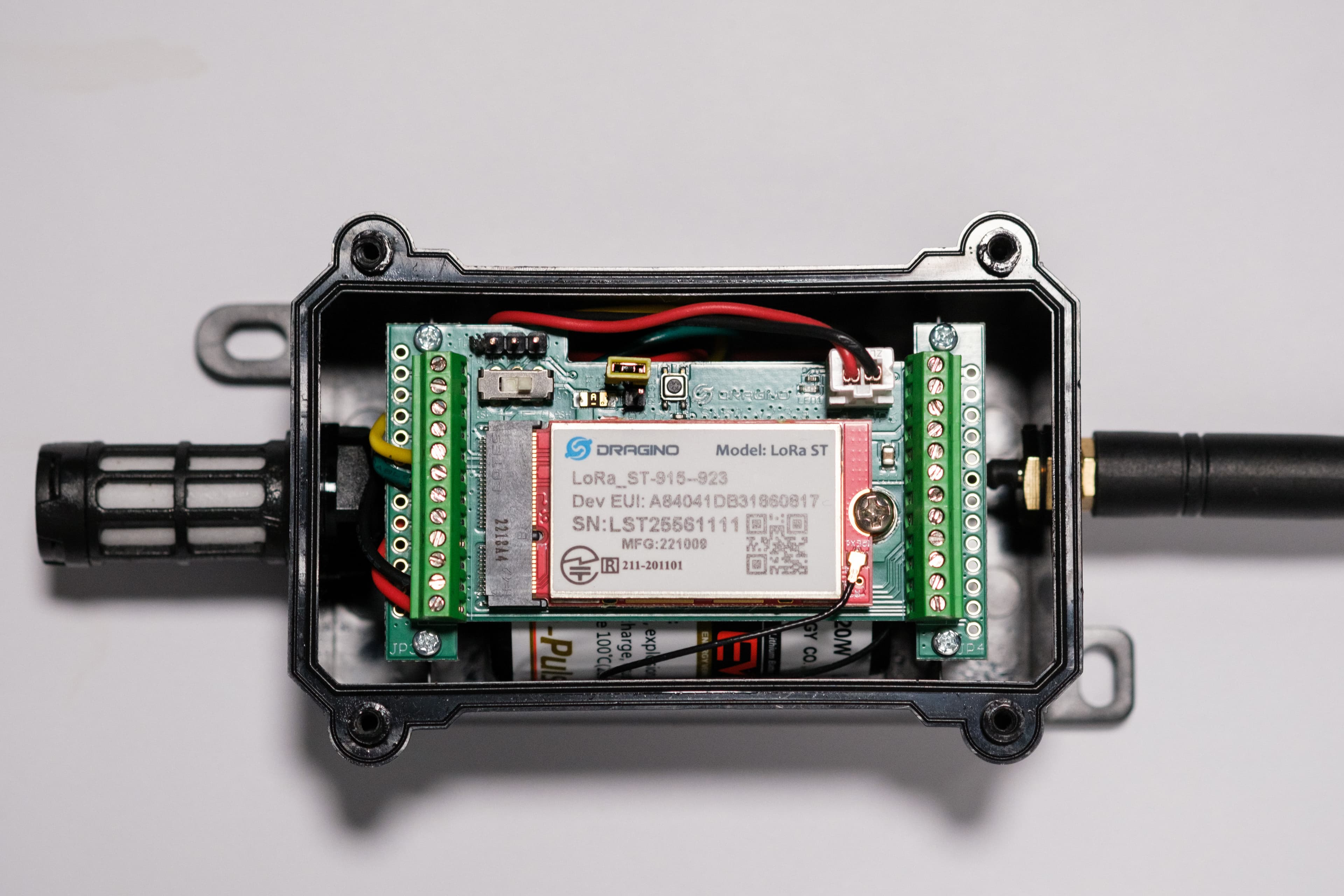 Restablezca un sensor industrial de apertura y cierre.
