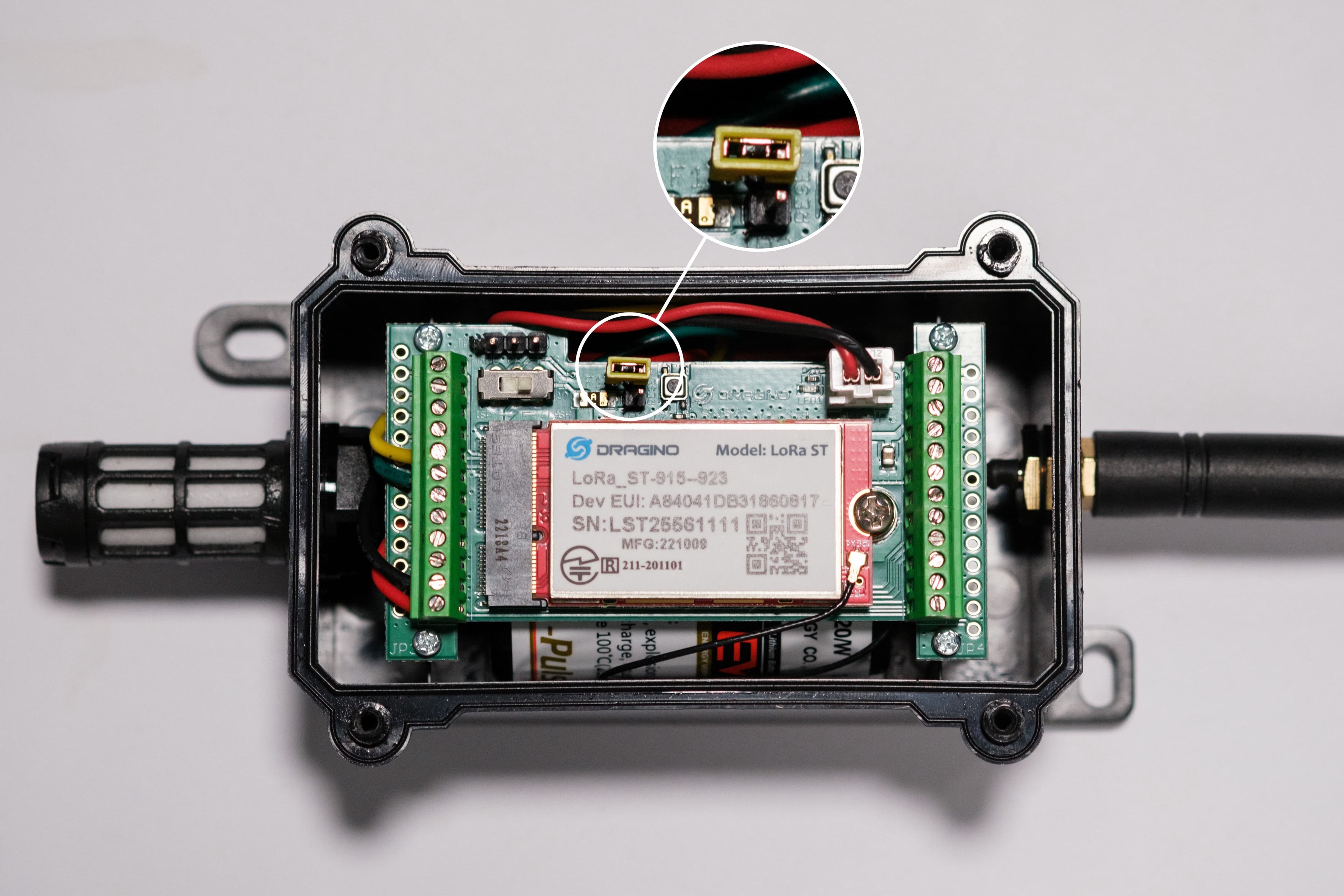 La posición predeterminada de un puente amarillo en un dispositivo sensor.