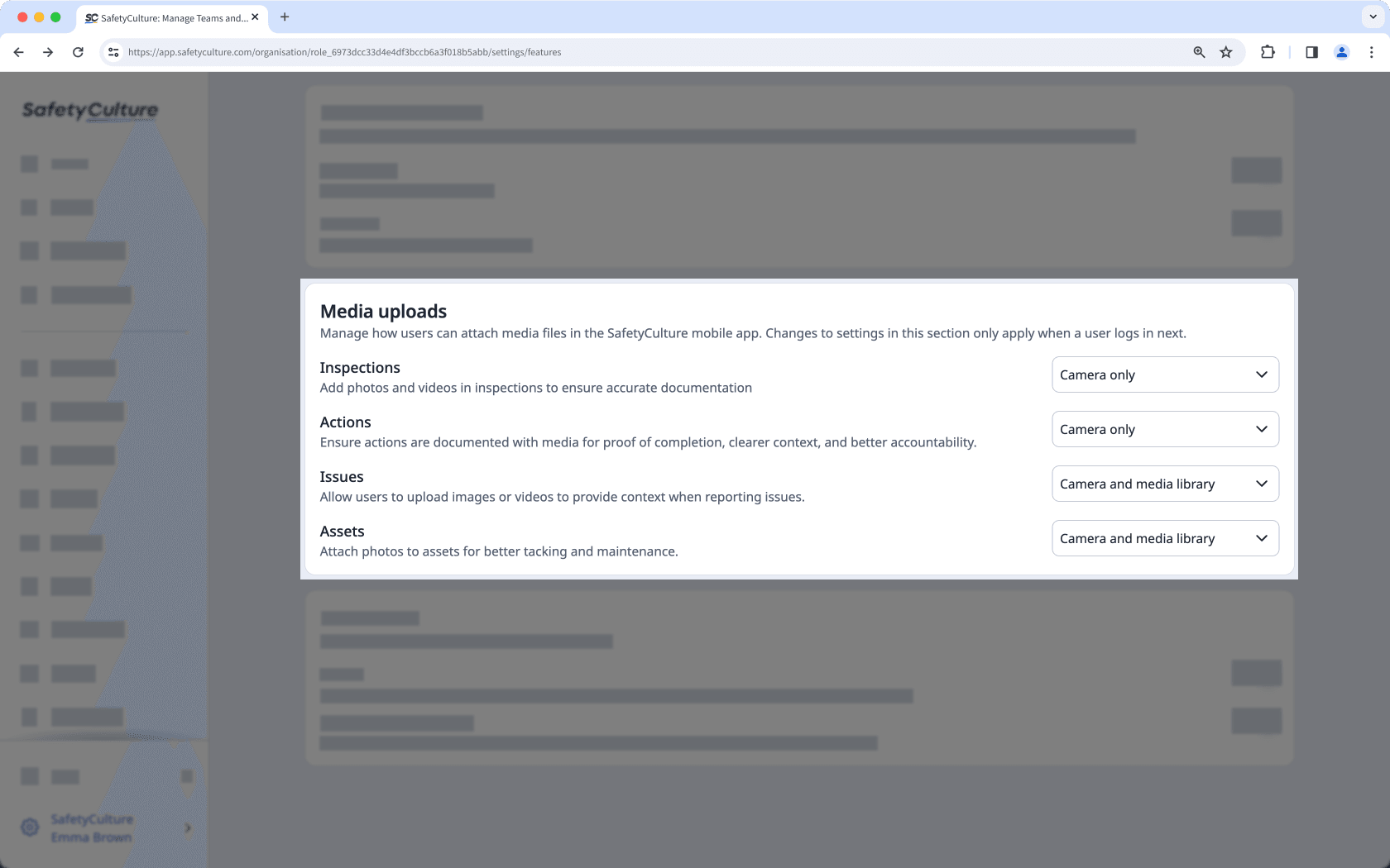 Medien-Uploads über die Web-App verwalten.